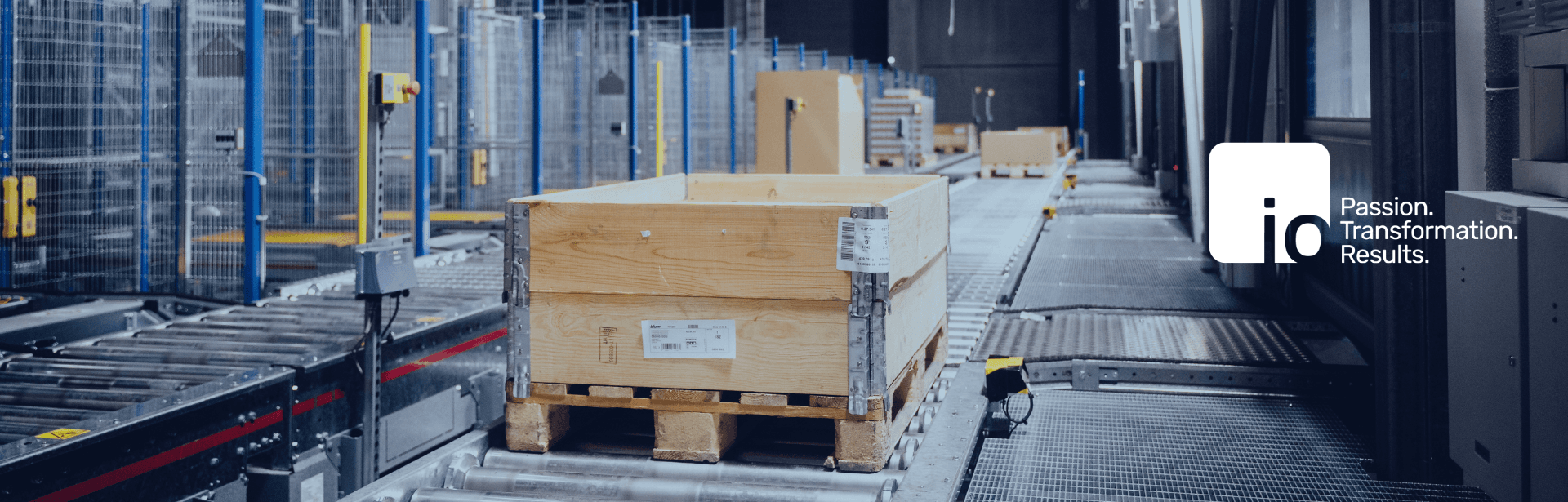 Holzkiste auf Palette transportiert auf automatisierter Rollenbahn in einem Lagergebäude