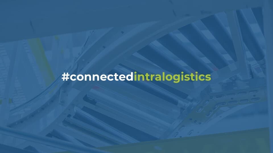 Kampagnenbild mit Hashtag connectedintralogistics vor blau überlagerter Förderanlage