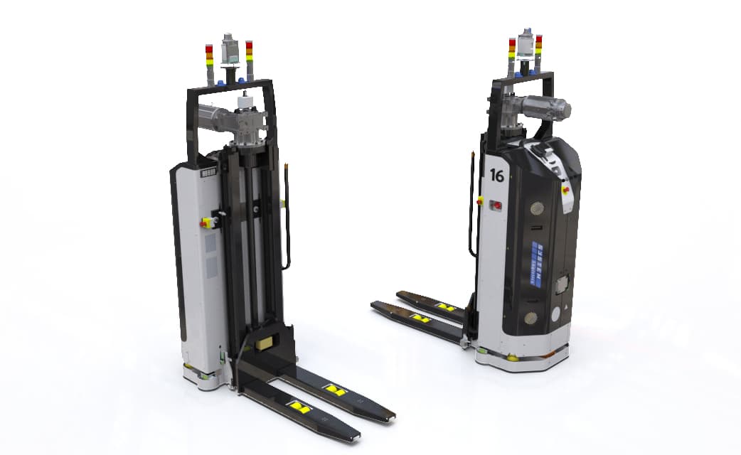 Zwei automatisierte Gabelstaplerroboter mit Sensoren und Kontrollleuchten sind in einer Lagerlogistikumgebung im Einsatz, umgeben von Regalen und Lagergestellen.